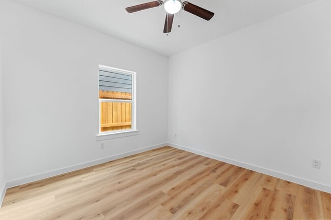 Foto del edificio - 9318 Firnat St