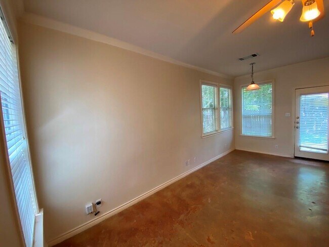 Foto del edificio - 504 W N Loop Blvd