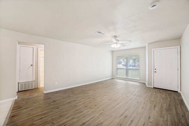 Foto del edificio - NEWLY-REMODELED 3-BEDROOM HOME IN HERITAGE SUBDIVISION