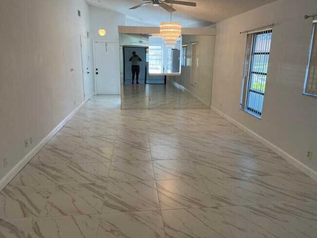 Foto del edificio - 8107 Windgate Dr