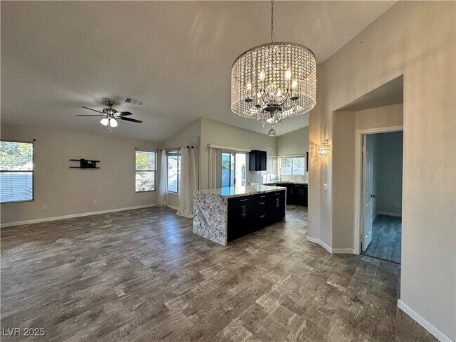 Foto del edificio - 8001 Hesperides Ave