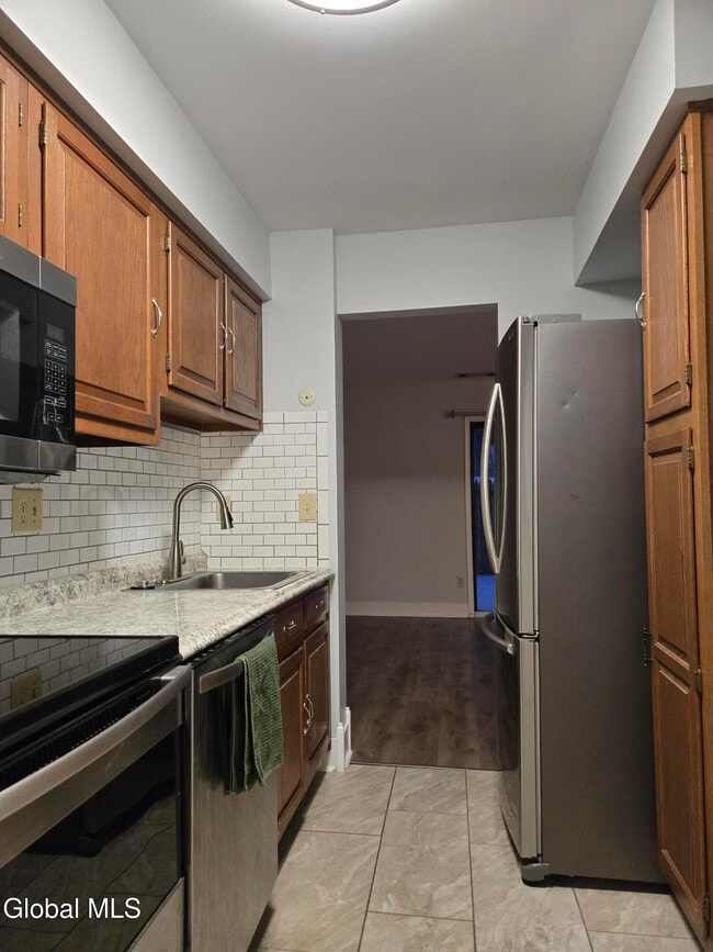 Building Photo - 93 Ridgewood Terrace