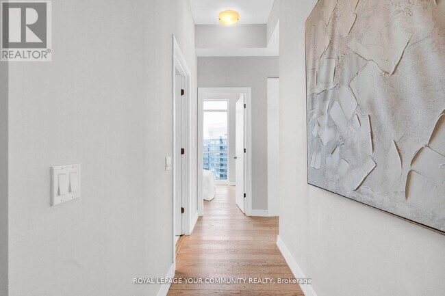 Photo du bâtiment - 2220 Lake Shore Blvd W