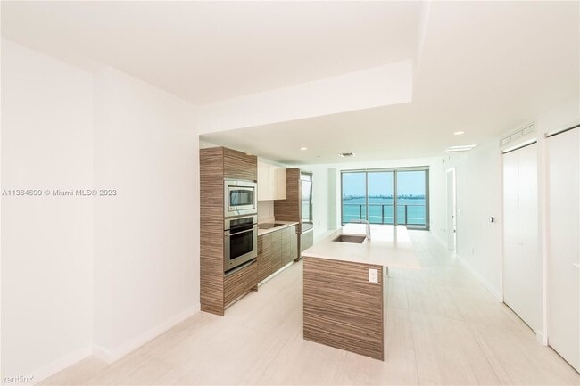 Building Photo - 2 br, 2 bath Condo - 460 NE 28th St Specta...
