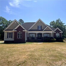 Building Photo - 3686 Linden Rd