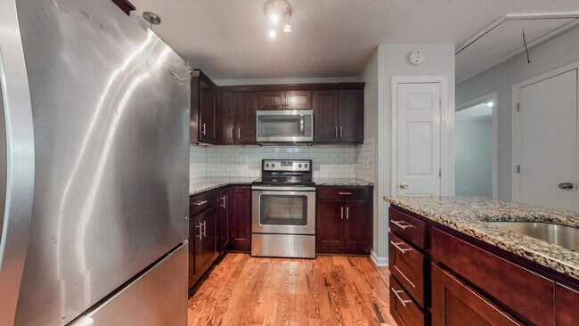 Foto del edificio - 408 Lealand Ln