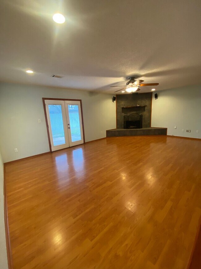 Building Photo - 3 bed 2 bath 2 car garage house