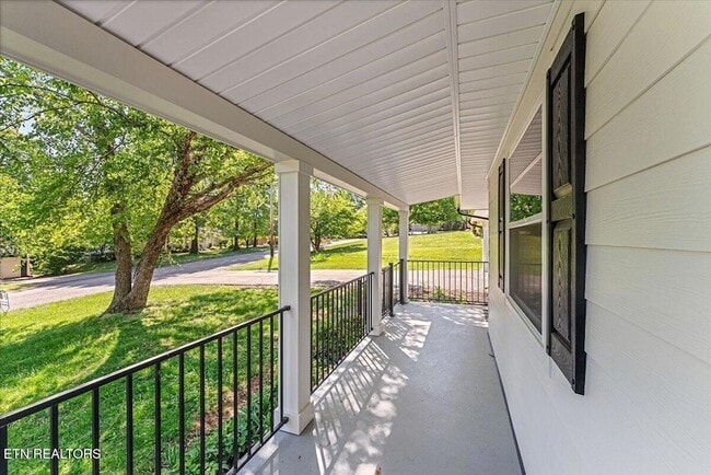 Foto del edificio - 221 Medford Rd