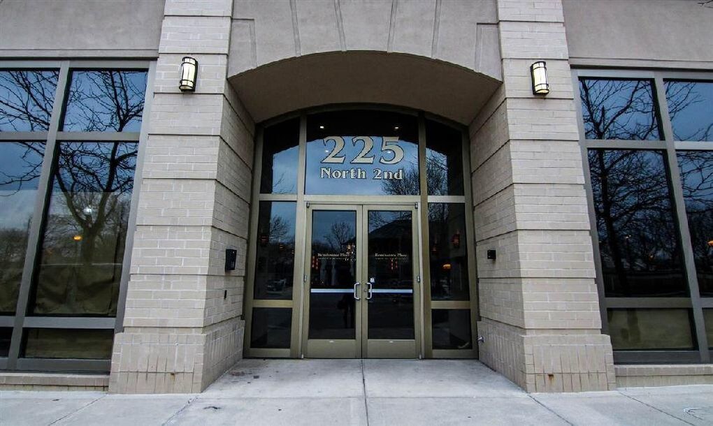 Entrada de condominio - 225 N 2nd St