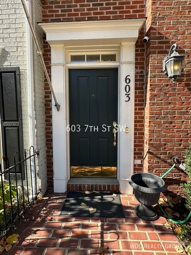 Building Photo - DC WHARF TOWNHOME FOR LEASE!