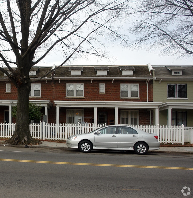 Primary Photo - 1700 West Virginia Ave NE