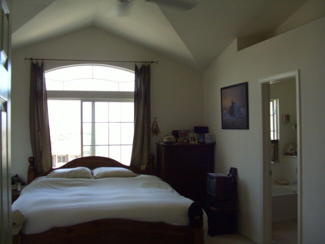 Building Photo - 2BR End Unit Townhome in Rock Creek