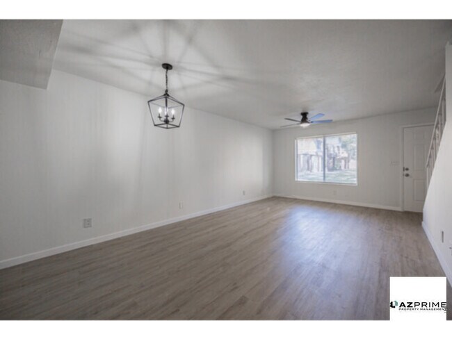 Foto del edificio - Spacious 2/1.5 Townhouse  in Phoenix's Alhambra!