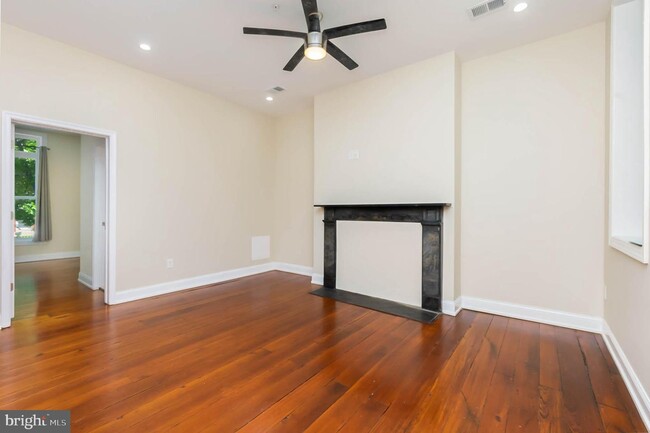 Building Photo - 825 Hollins St