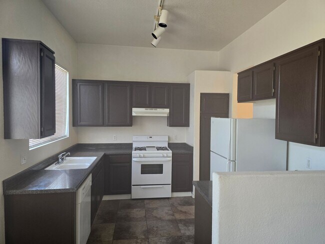 Building Photo - Great home in North Valley