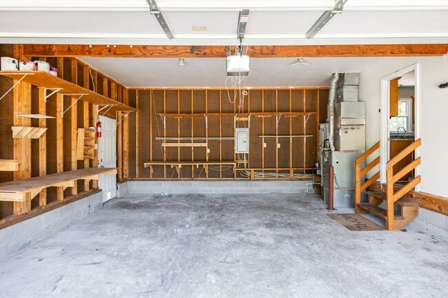 Building Photo - Large 4 Bedroom, 2.5 Bathroom Home in Mech...