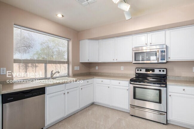 Foto del edificio - 42581 W Michaels Dr