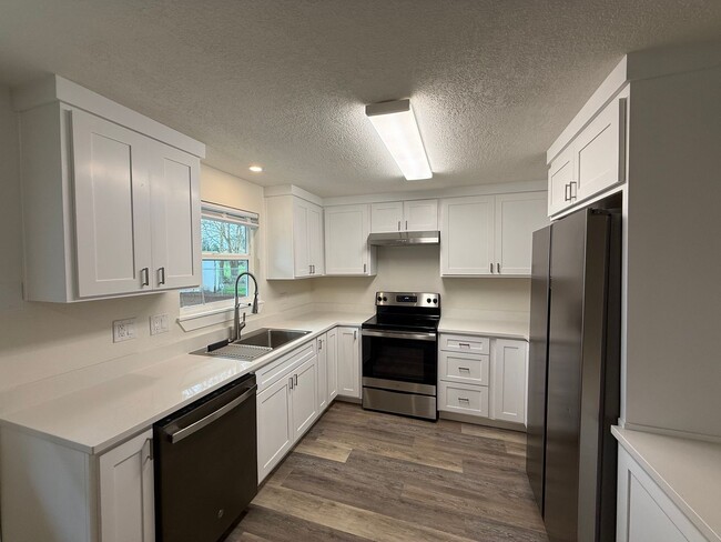 Building Photo - *REDUCED RENT* Beautifully Remodeled 4-Bedroom Home Backing to Park – Desirable Keizer Neighborhood