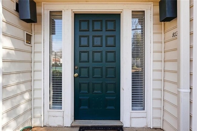 Building Photo - 813 Serramonte Dr