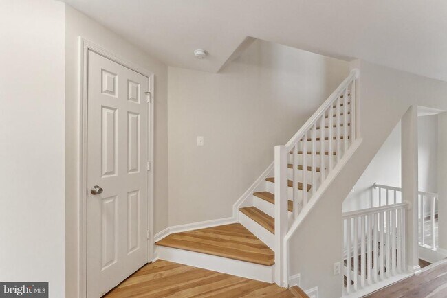 Foto del edificio - 5905 Sir Cambridge Way