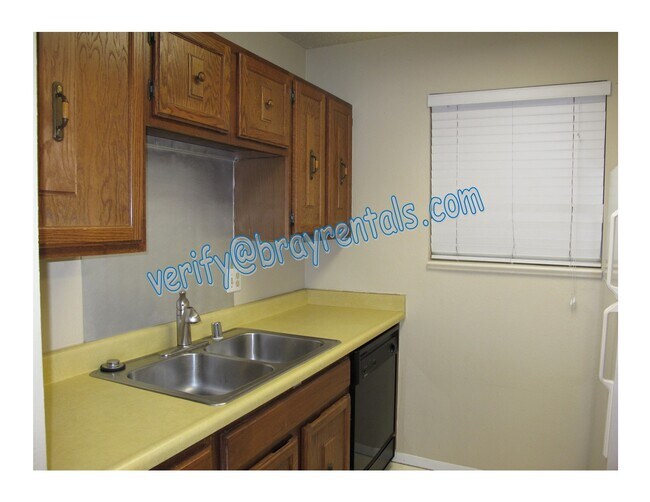 Foto del edificio - 3156 Lakeside Dr