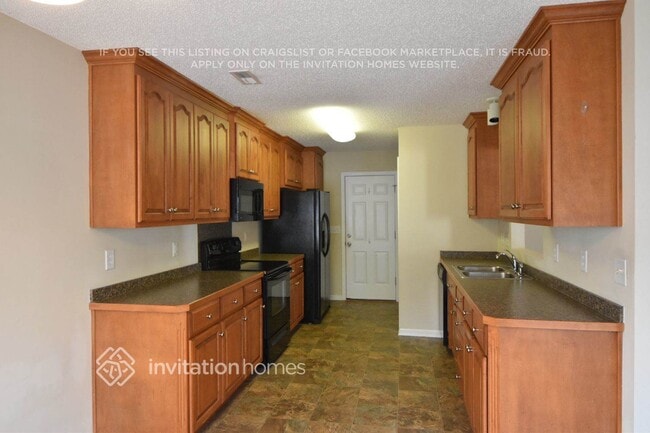 Building Photo - 3040 Hereford Ln