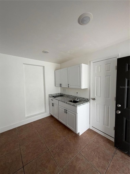 Building Photo - 1702 W Dempsey Ave