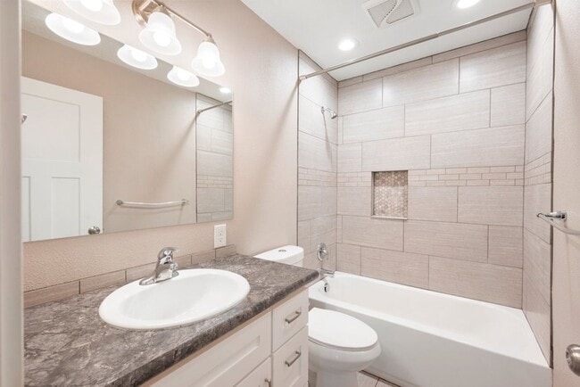 Building Photo - 418 E Hawthorne Rd