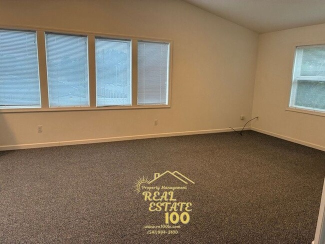 Building Photo - 838 SE Oar Ave