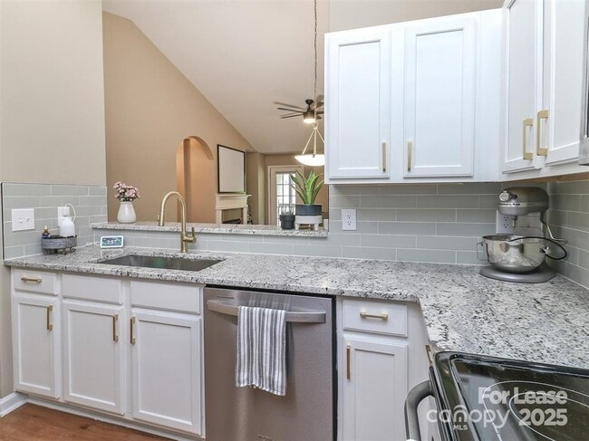 Building Photo - 7204 Michaels Landing Dr