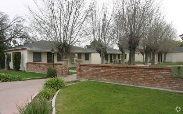 Foto del edificio - 3498-3510 E Clinton Ave