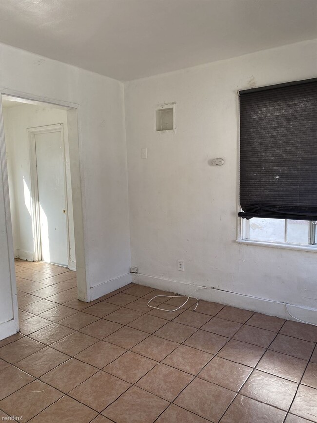 Building Photo - Studio, 1 bath House - 5721 Gage Ave Apt 2W