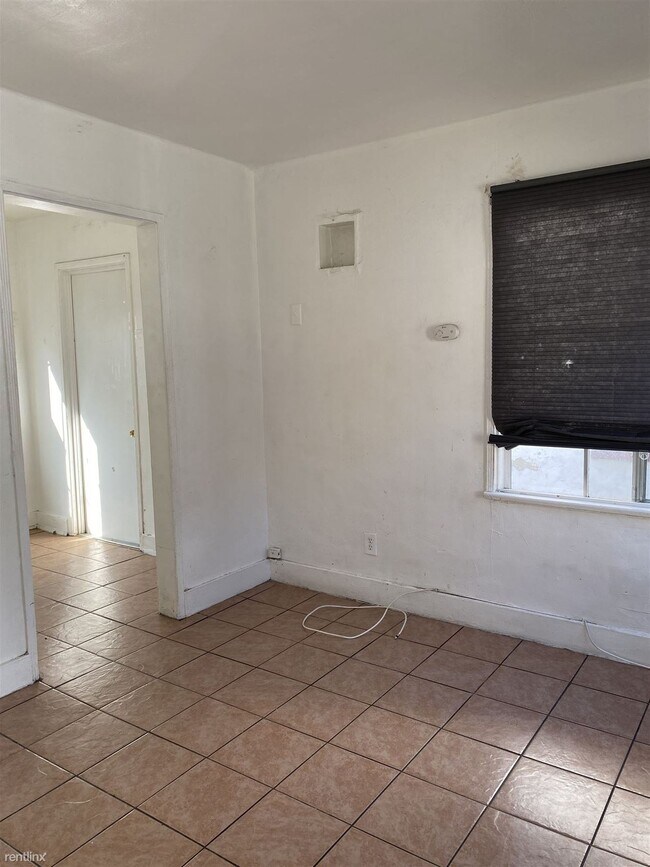 Foto del edificio - Studio, 1 bath House - 5721 Gage Ave Apt 2W