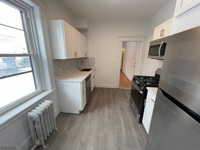 Building Photo - 570 Bloomfield Ave