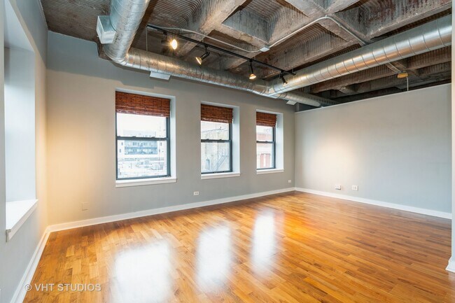 Building Photo - 3150 N Sheffield Ave