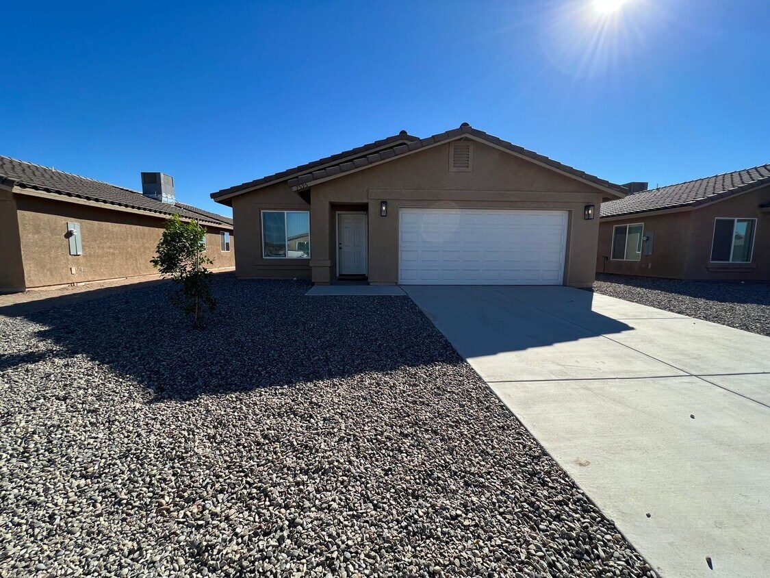 Primary Photo - NICE 4 BEDROOM HOME!