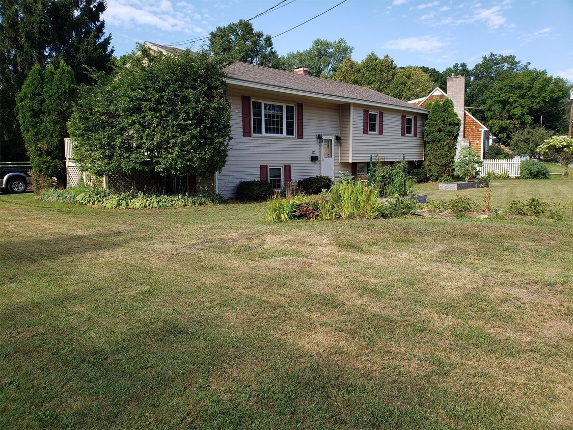 102 Suburban Square, South Burlington, VT 05403 House Rental in South