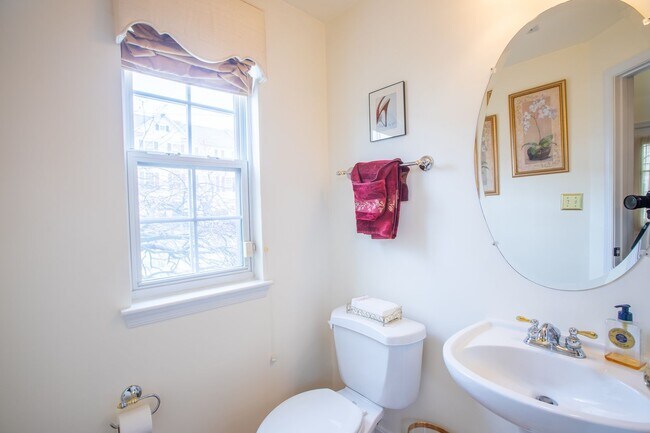 Foto del edificio - Amazing 3 BR/2.5 BA Townhome in Randle Hei...
