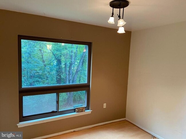 Building Photo - 433 Christopher Ave