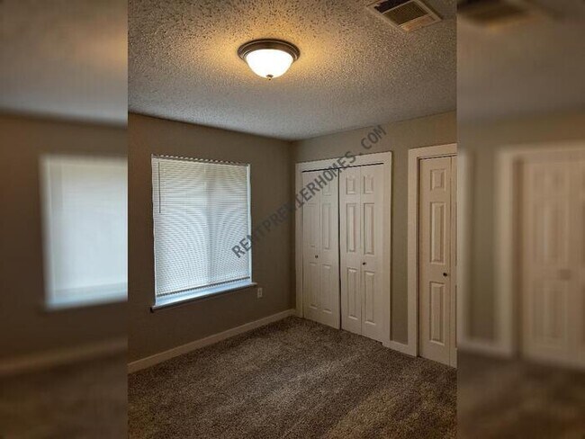 Foto del edificio - 15 Pinecrest Ln