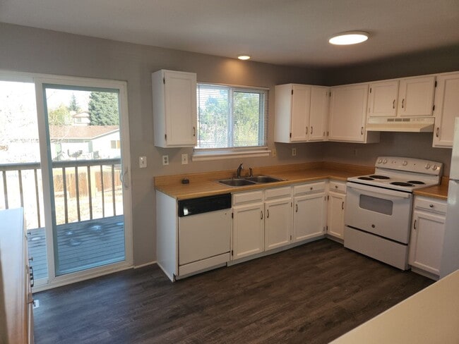 Foto del edificio - Rockrimmon 4 bed, 2 bath, 2 car with fence...