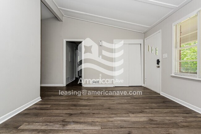 Foto del edificio - 2143 Snellings Dr