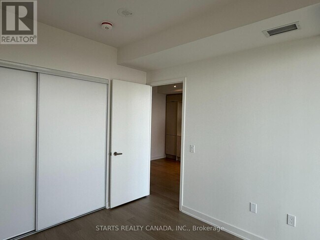 Photo du bâtiment - 448 Burnhamthorpe Rd W