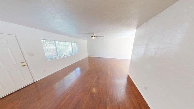 Building Photo - 4BD 3BA with a Private Patio!