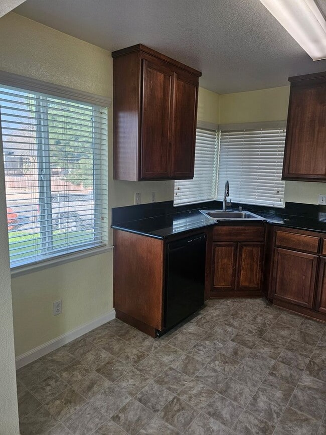 Building Photo - NICE UPDATED HOME IN SACRAMENTO!!