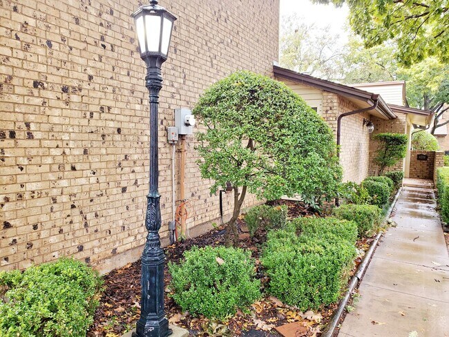 Building Photo - Cozy 3 Bedroom 2 bath centrally located