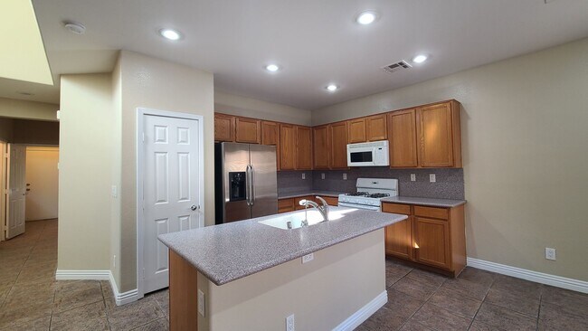 Building Photo - 3 Bedroom home located near Mountains Edge.