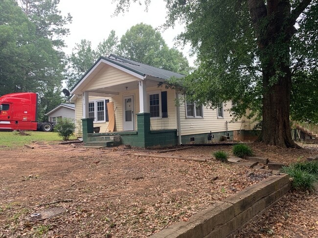 Building Photo - 3 Bedrooms, 2 Bathrooms - North Rome House