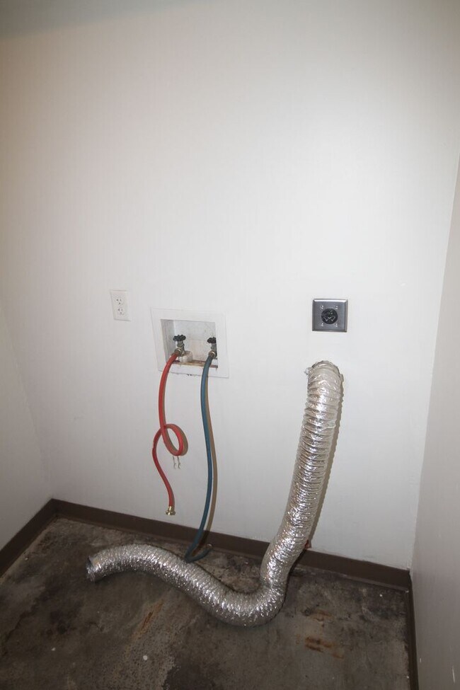 Building Photo - 18/20 E Kenyon Ave