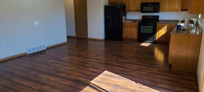 Building Photo - 4262 Estate Dr S